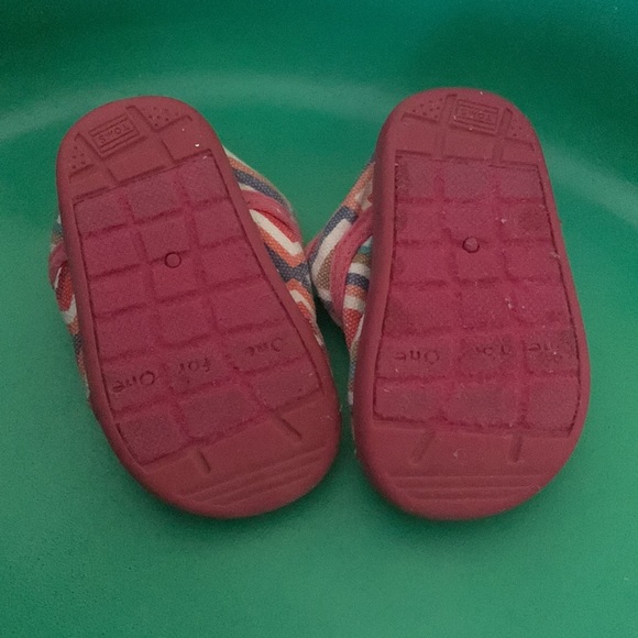 TOMS Tiny Shoes - Picture 5 of 6